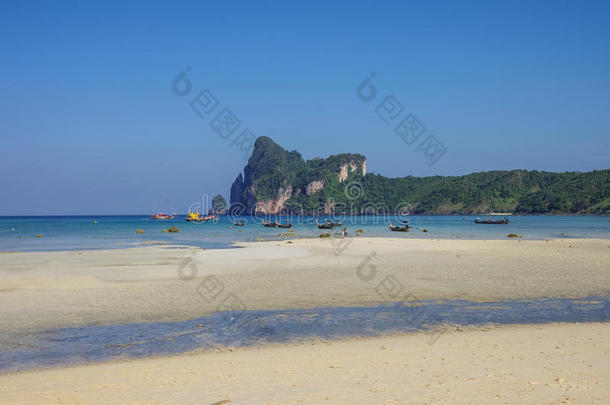 泰国克拉比省菲皮岛低潮海滩，背景为海湾和长<strong>船</strong>