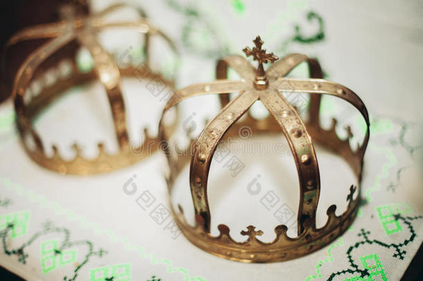 优雅的婚礼<strong>皇冠</strong>或<strong>皇冠</strong>，准备在教堂结婚