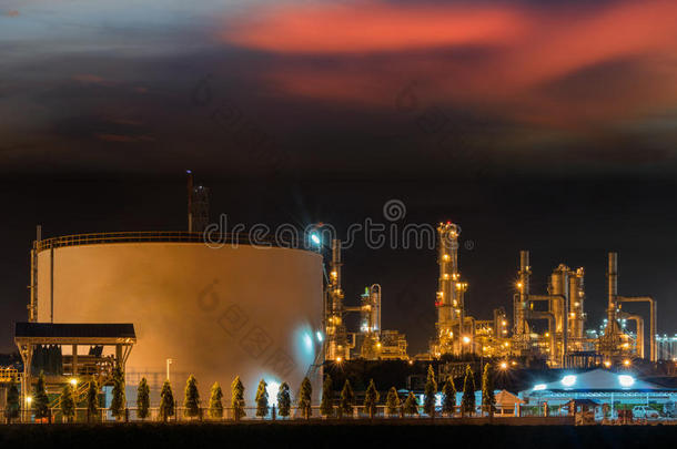 炼油厂里的大型工业油罐