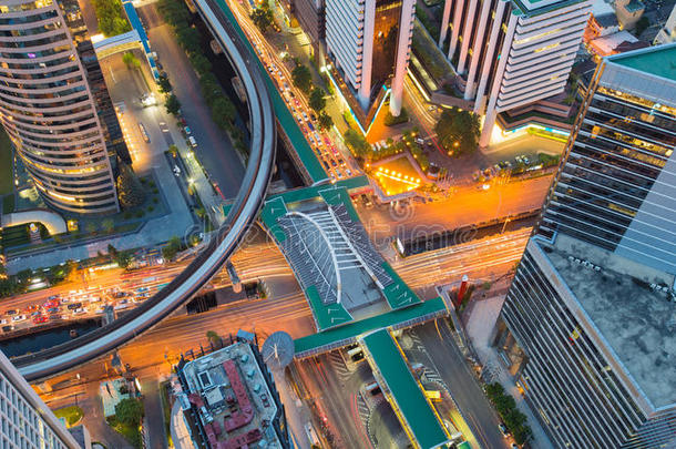 鸟瞰城市道路互换和市中心火车站，夜景