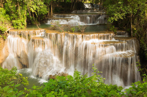 泰国坎查纳布里国家公园深林瀑布
