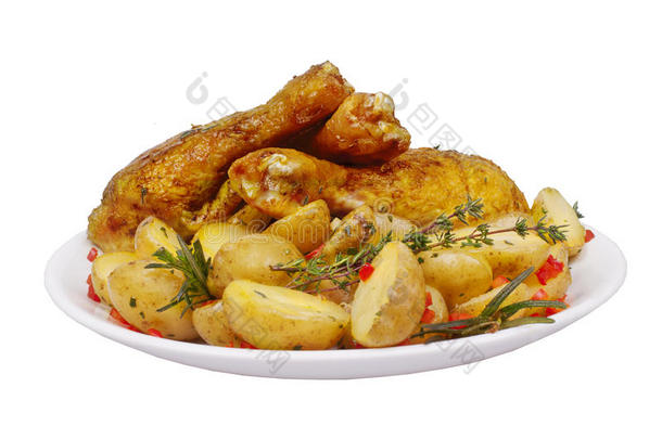 炸鸡腿与土豆，迷迭香和百里香香料分离在白色背景