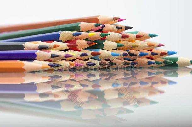 一组色彩鲜明的铅笔