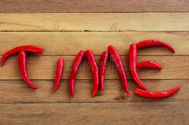 新鲜的红辣椒被安排为单词时间。