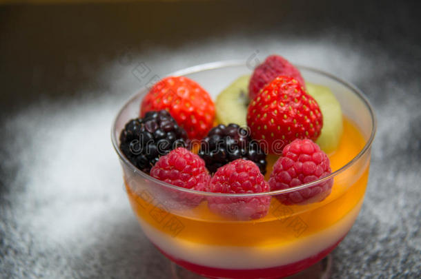水果果冻与新鲜浆果-<strong>夏季甜点</strong>