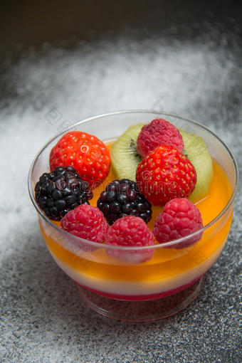 水果果冻与新鲜浆果-夏季甜点图片