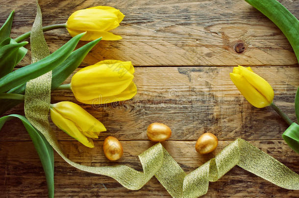 复活节背景与黄色郁金香，金蛋
