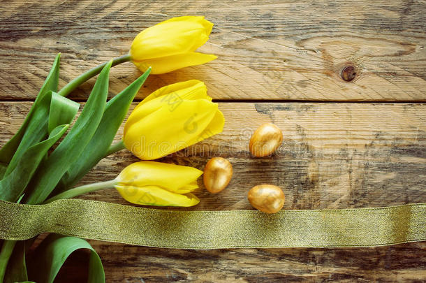 复活节背景有郁金香，三个金蛋