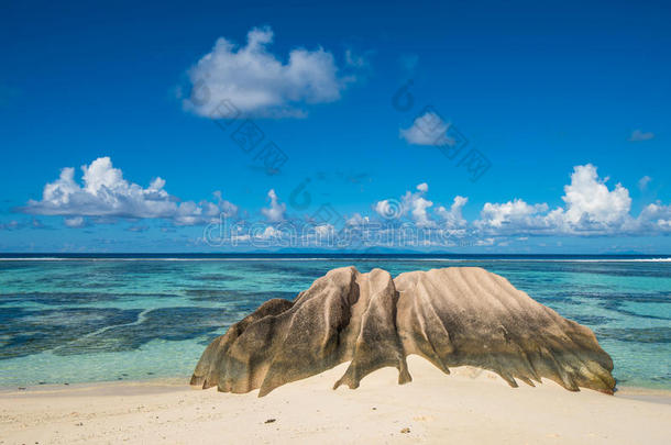 安塞银色的海滩蓝色巨石
