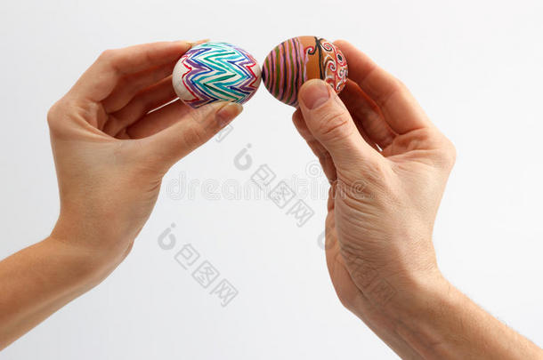 复活节传统的鸡蛋开裂，两只手拿着鸡蛋，对方的鸡蛋