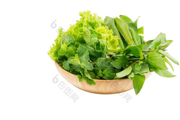 绿色蔬菜在木盘上白色孤立的背景