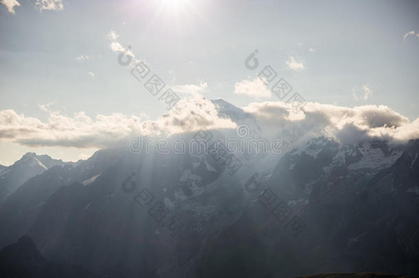 在上面冒险阿尔卑斯山海拔高度角