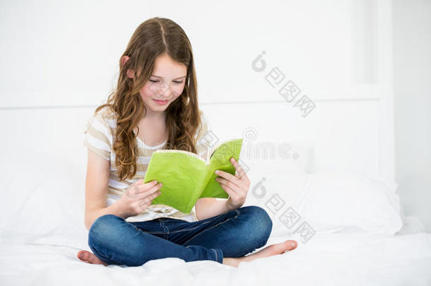 女孩在家床上看书