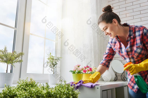 女人打扫卫生