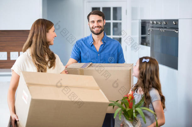 家庭在搬迁时持有盒子