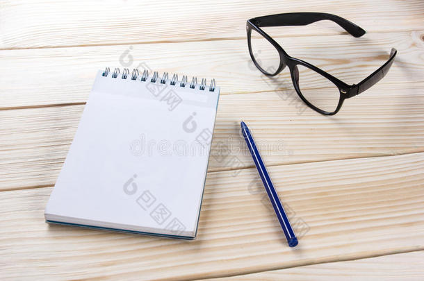 回到学校。 空白便签垫，带笔和眼镜的笔记本
