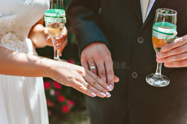 新郎和新娘在一起。 <strong>新婚</strong>夫妇。 有戒指的<strong>新婚</strong>夫妇的手。