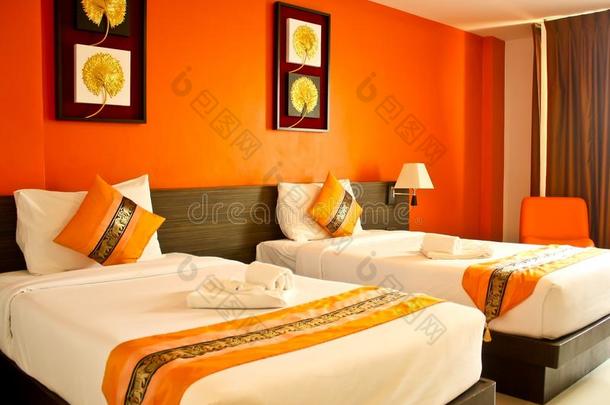 卧室明亮的橙色