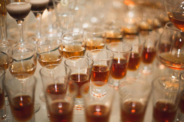 婚礼自助餐桌上不同的酒杯和酒杯中的酒精饮料