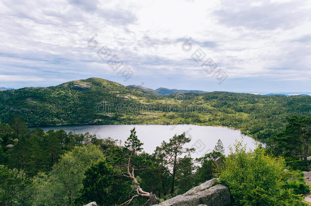 云峡湾丘陵湖景观