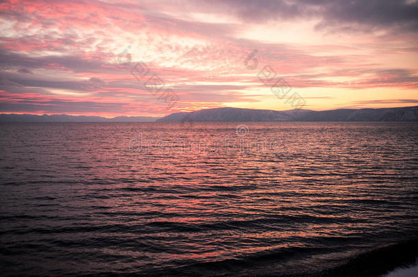 美丽的海边粉红色日落