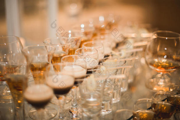 婚礼自助餐桌上不同的酒杯和酒杯中的酒精饮料