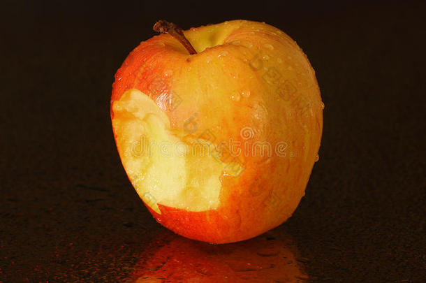 苹果咬在黑暗的背景上