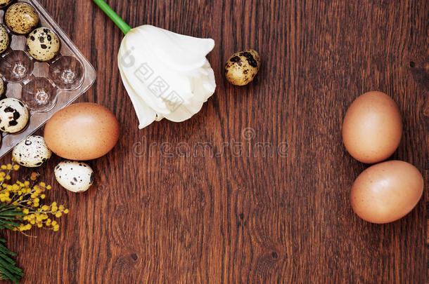 木制背景上的鹅蛋、母鸡蛋和鹌鹑蛋。
