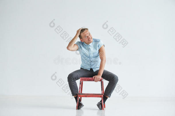 穿着短袖衬衫的<strong>野蛮</strong>人坐在椅子上，