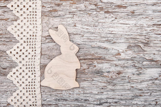 复活节背景与木制兔子在旧木头上