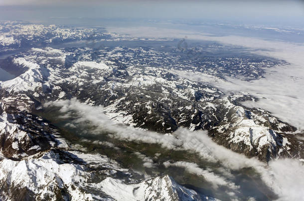 空中照片的景观与云，雪山和景观一直<strong>延伸</strong>到地平线