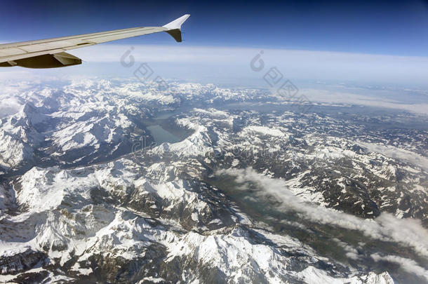 空中照片的景观与云，雪山和景观一直<strong>延伸</strong>到地平线