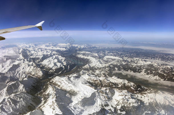 空中照片的景观与云，雪山和景观一直<strong>延伸</strong>到地平线