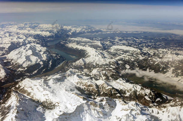 空中照片的景观与云，雪山和景观一直延伸到地平线