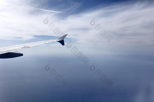 空中照片的海洋与云和视图一直延伸到地平线