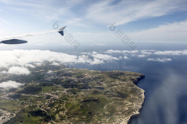 空中照片的岛屿景观与云景海<strong>延伸</strong>到地平线