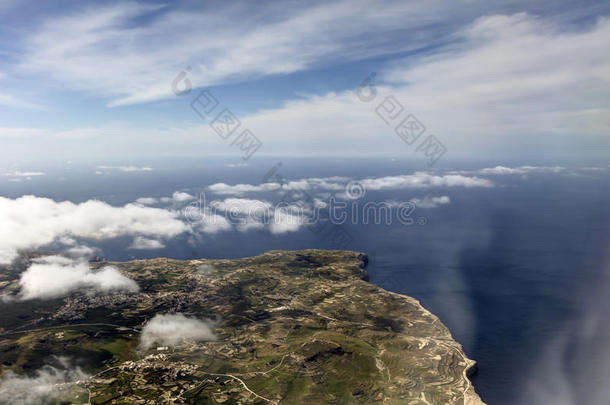 空中照片的岛屿景观与云景海延伸到地平线