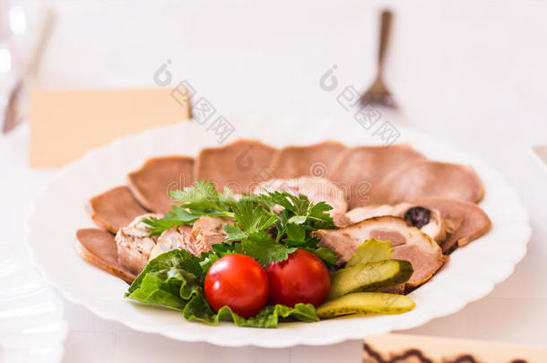 餐饮拼盘切片腌制肉类和火腿与蔬菜装饰在复活节餐桌上