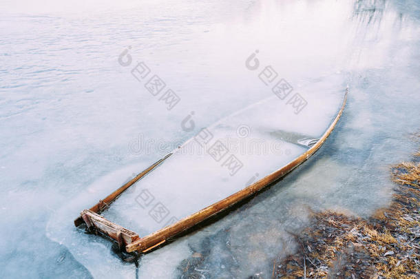 冻结成冰的河流，湖泊，池塘旧木船。 抛弃