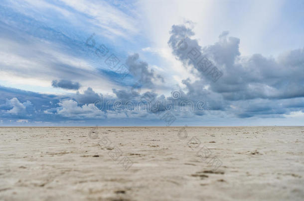 有暴风雨云和孤独海滩的海滩