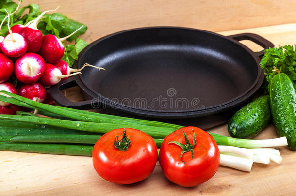 新鲜蔬菜和木制平底锅
