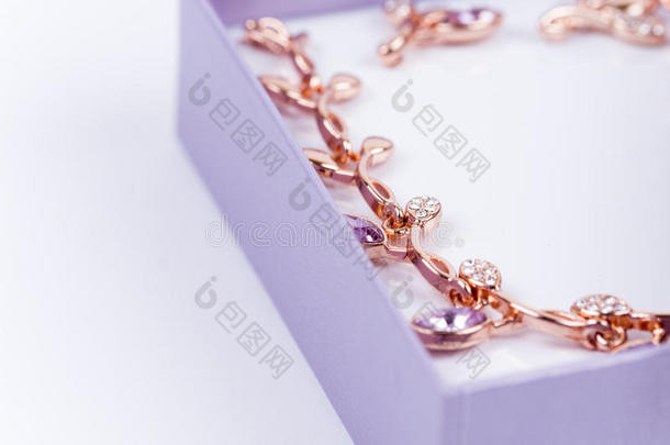 漂亮的项链，耳环在紫色的礼品盒里