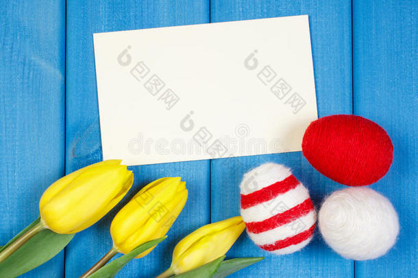 新鲜郁金香和复活节鸡蛋包裹<strong>毛线</strong>，复活节装饰，复制空间的文字在纸上