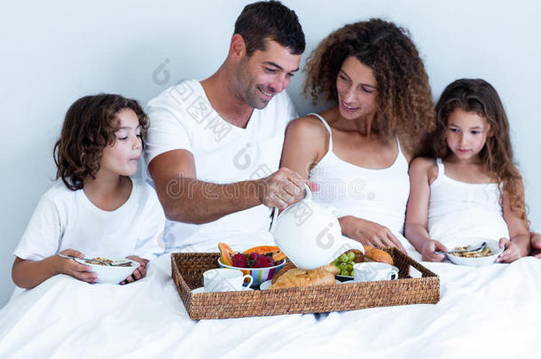 一家人在床上吃早餐
