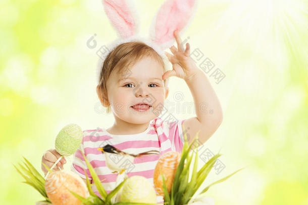 小女孩在兔子耳朵，篮子里有鸡蛋，小兔子耳朵