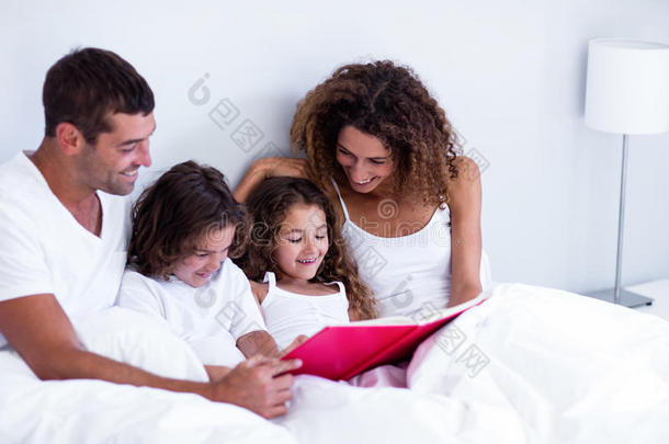 家人一起在床上看书