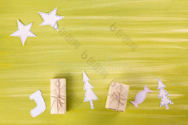 圣诞树，装饰在深色木板上。 雪花边界在粗糙的木制背景上。 寒假的概念。