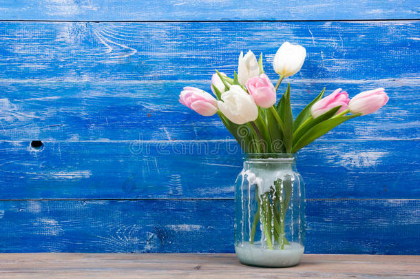 蓝色木<strong>桌背景</strong>上五颜六色的郁金香花。 复制空间