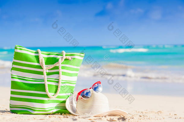 热带海滩的沙滩袋，太阳镜和草帽