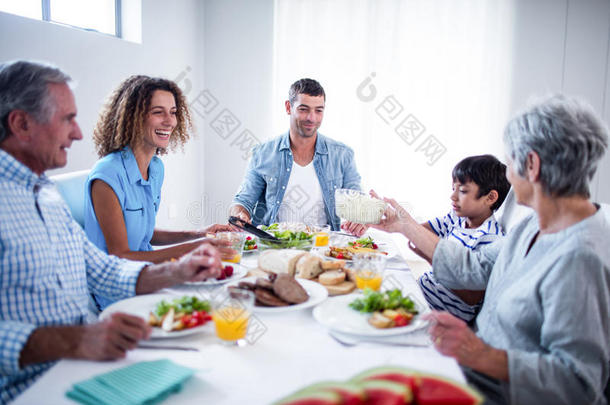 快乐的一家人一起吃早餐